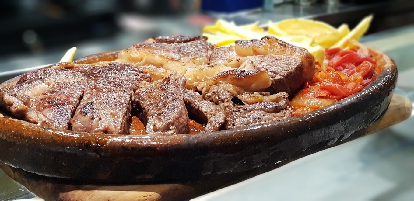 Chuletón a la piedra de ternera con patatas y pimientos asados