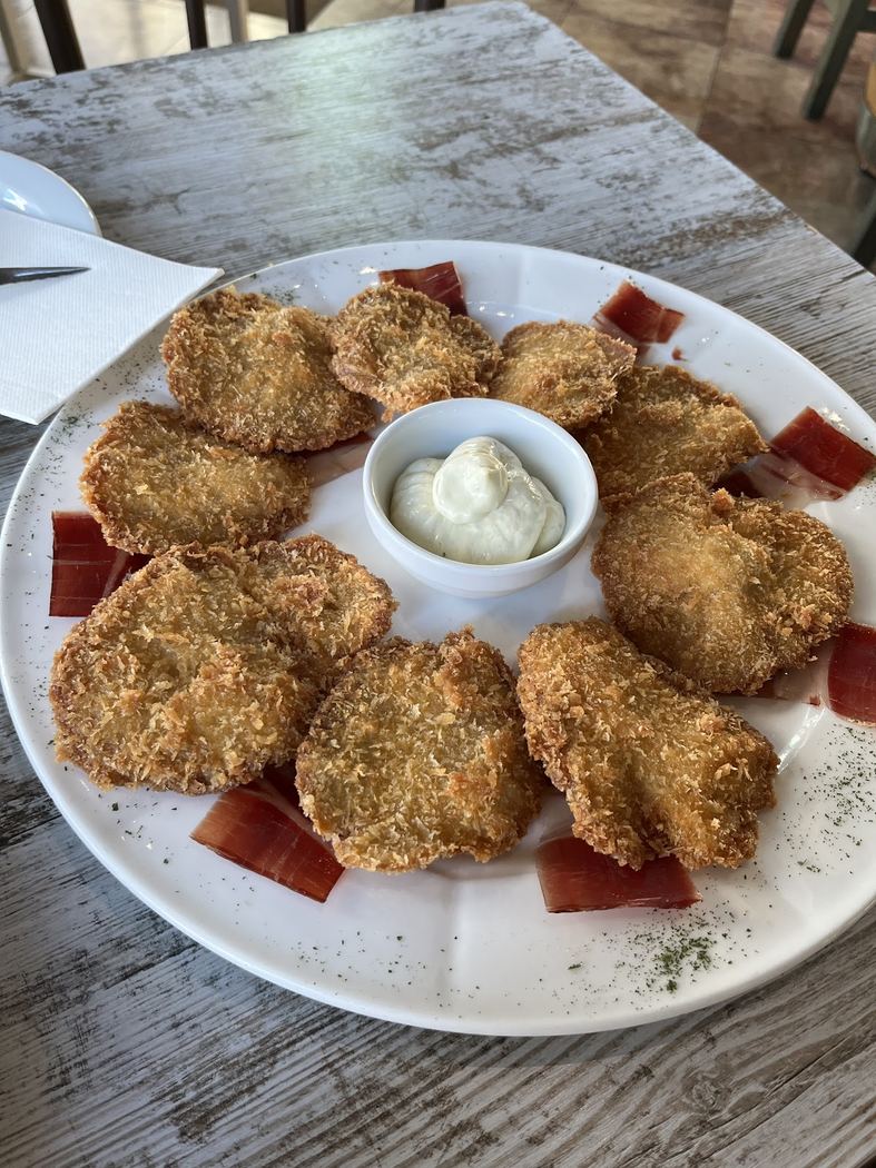 Croquetas caseras de jamón ibérico con mayonesa