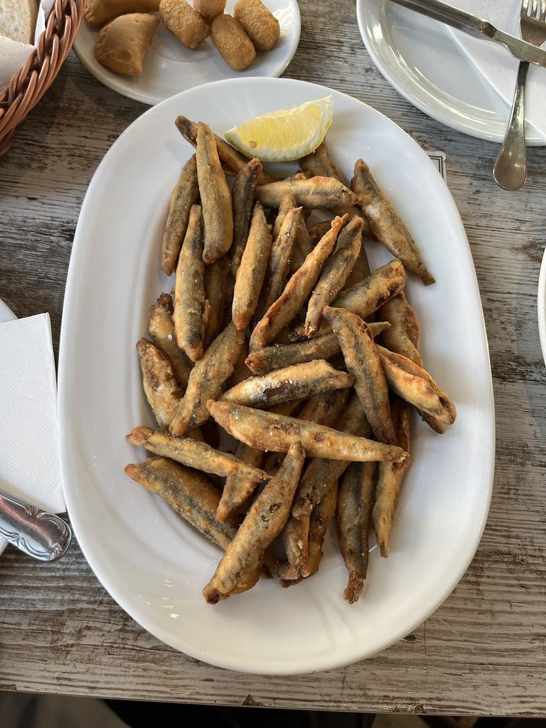 Boquerones fritos al limón, crujientes y dorados